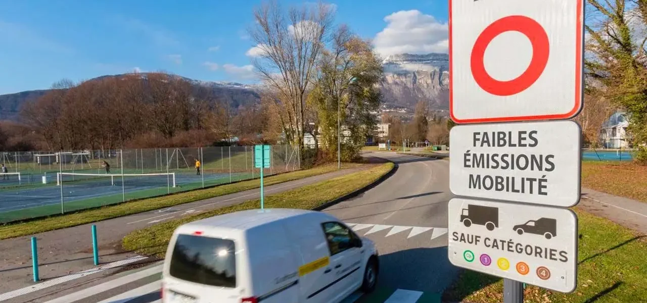 Un panneau ZFE à l'entrée d'une ville avec une fourgonette.