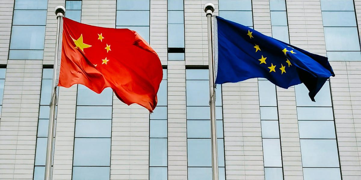 Le drapeau de la Chine et celui de l'Europe flottent côte à côte.
