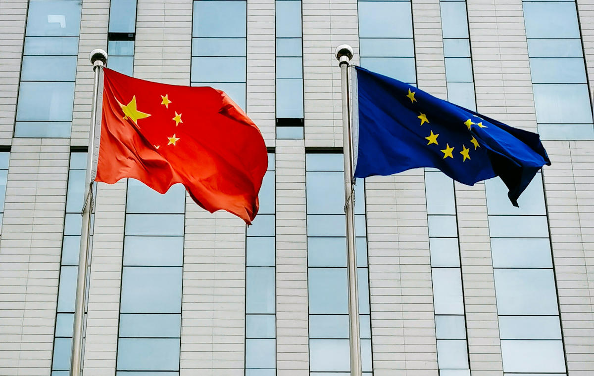 Le drapeau de la Chine et celui de l'Europe flottent côte à côte.