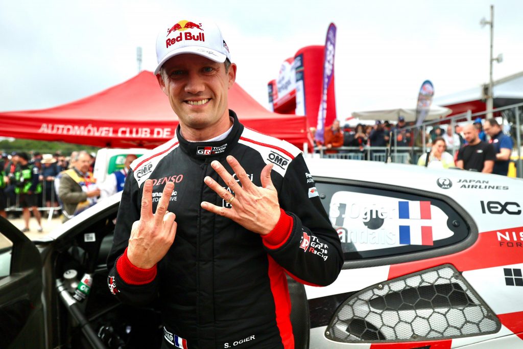 WRC Portugal 2025 : Ogier bat son propre record Sébastien Ogier faisant le chiffre sept avec ses doigts après sa septième victoire au Portugal.