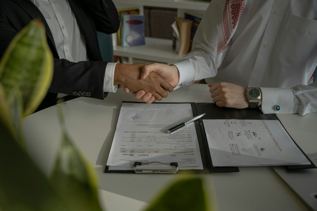 Assurance auto : Les erreurs à éviter lors de la résiliation de votre contrat Deux personnes se serrent la main après avoir signé un contrat.