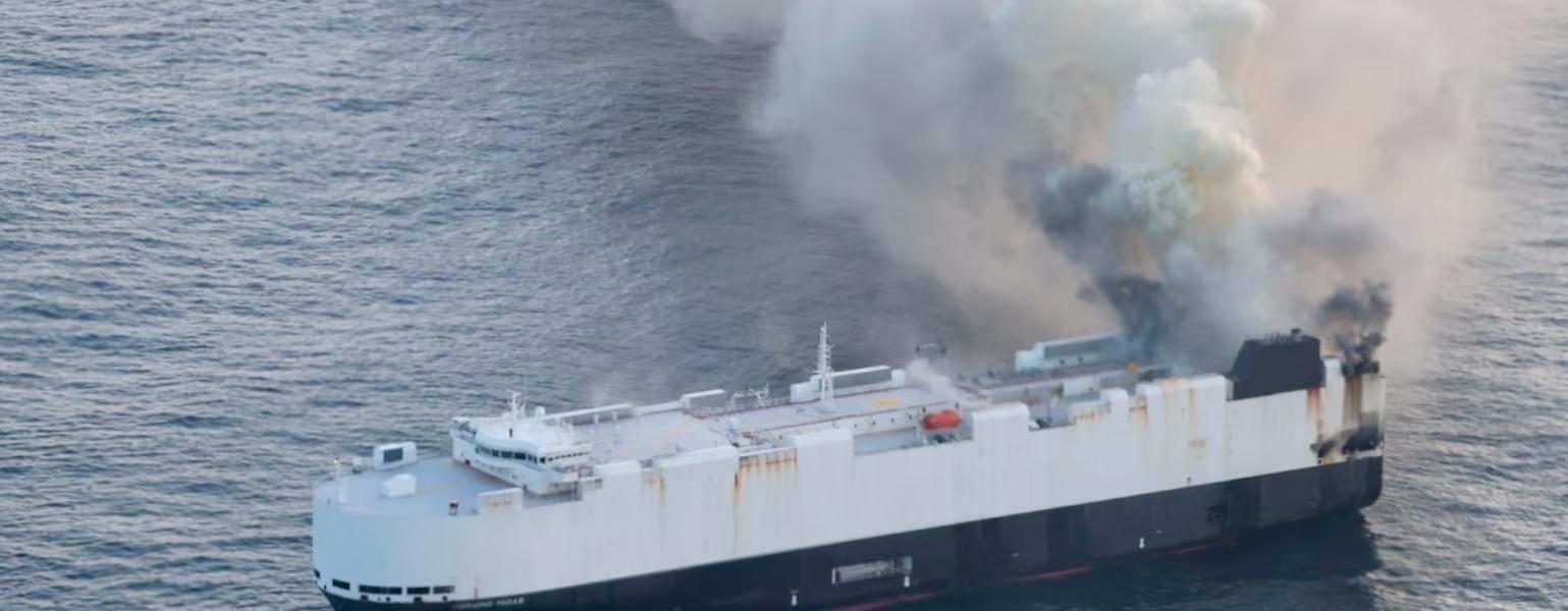 Le cargo Morning Midas en feu. Photo des garde-côtes américains.