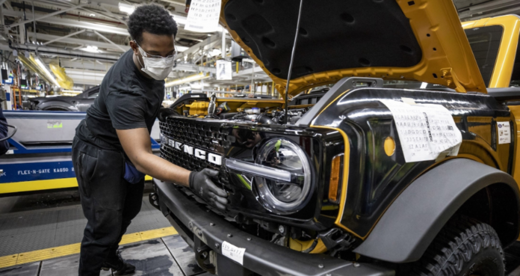 Ford impose le retour au bureau 4 jours par semaine : un virage controversé