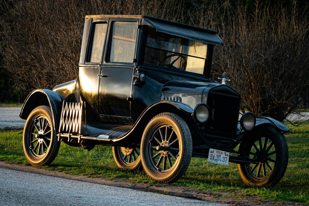 Incroyable: excès de vitesse en Ford Model T de 1923 ! Une Ford Model T garée sur le bas côté d'une route à Waco au Texas, USA.