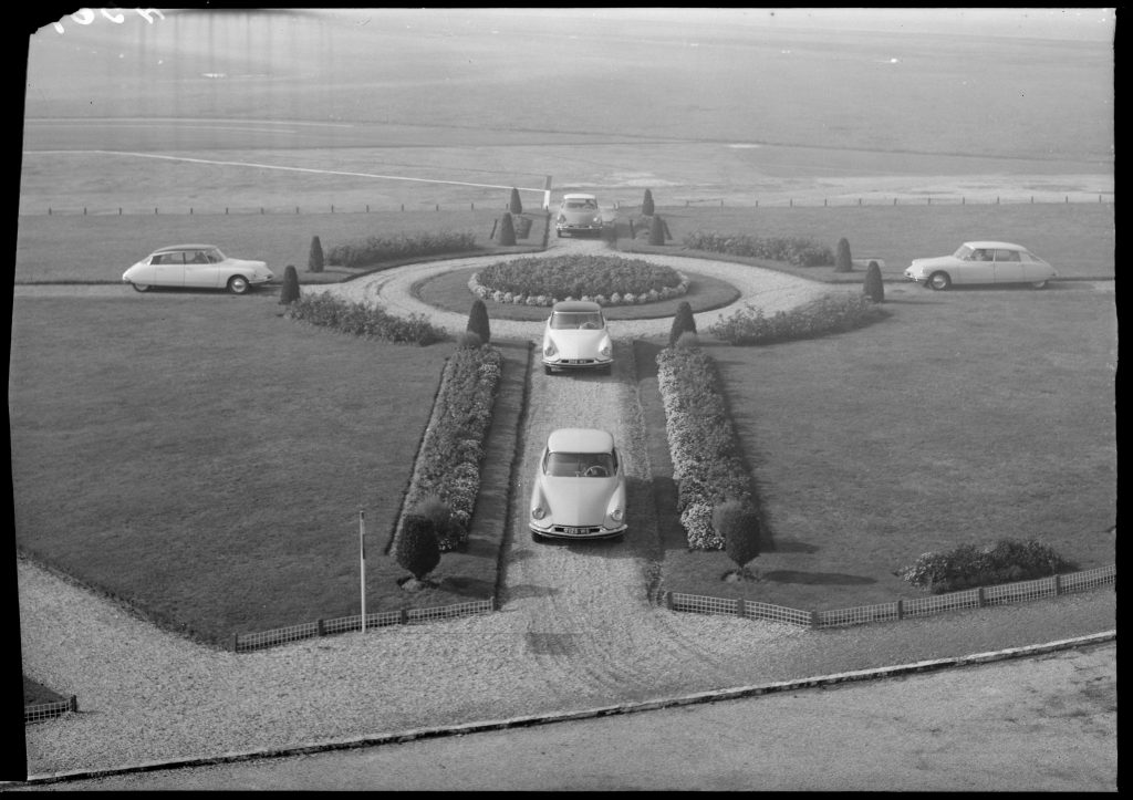 (C) DS Automobiles (C) DS Automobiles