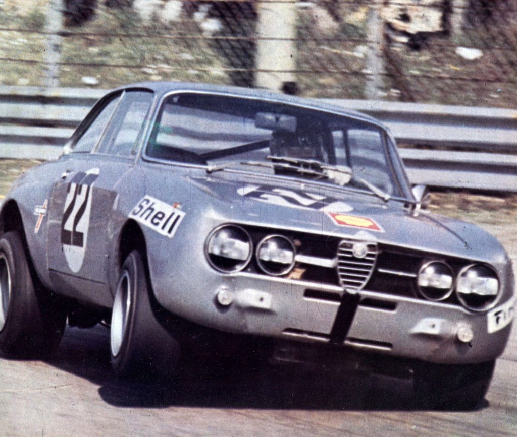 La Giulia GTA et sa fameuse cambrure dans les virages. Quelle image iconique !