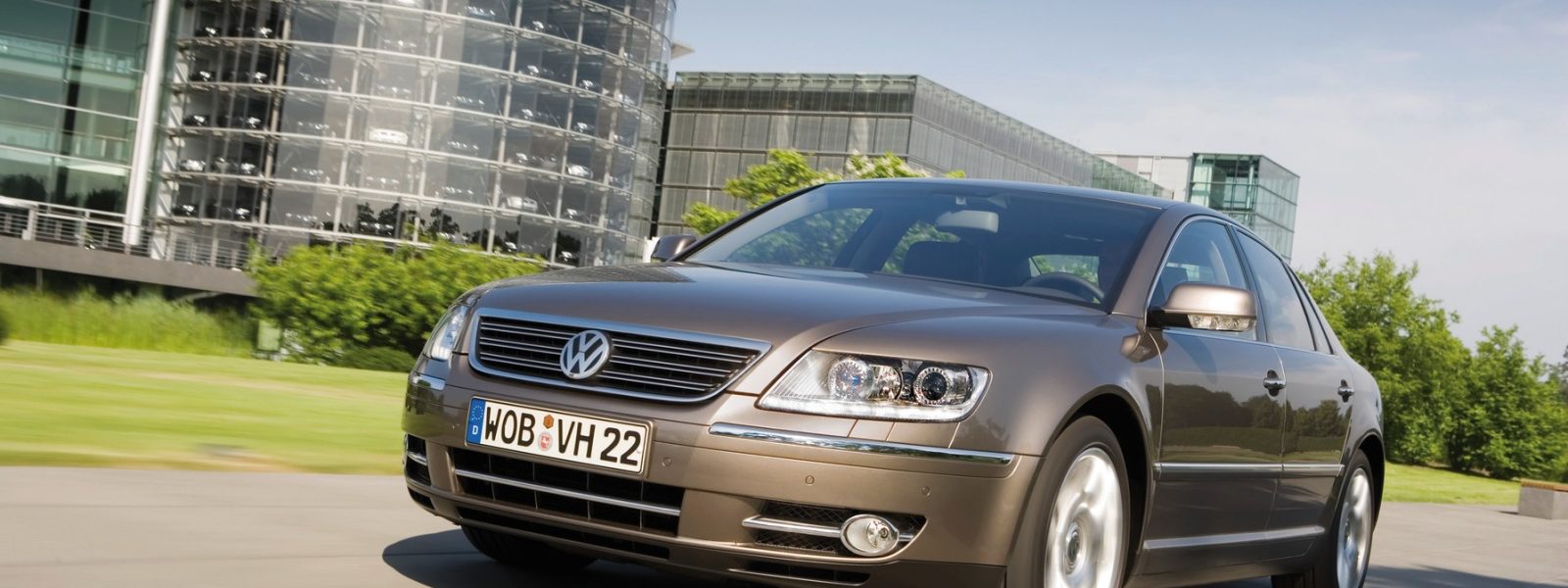 VW Phaeton devant l'usine de Dresde