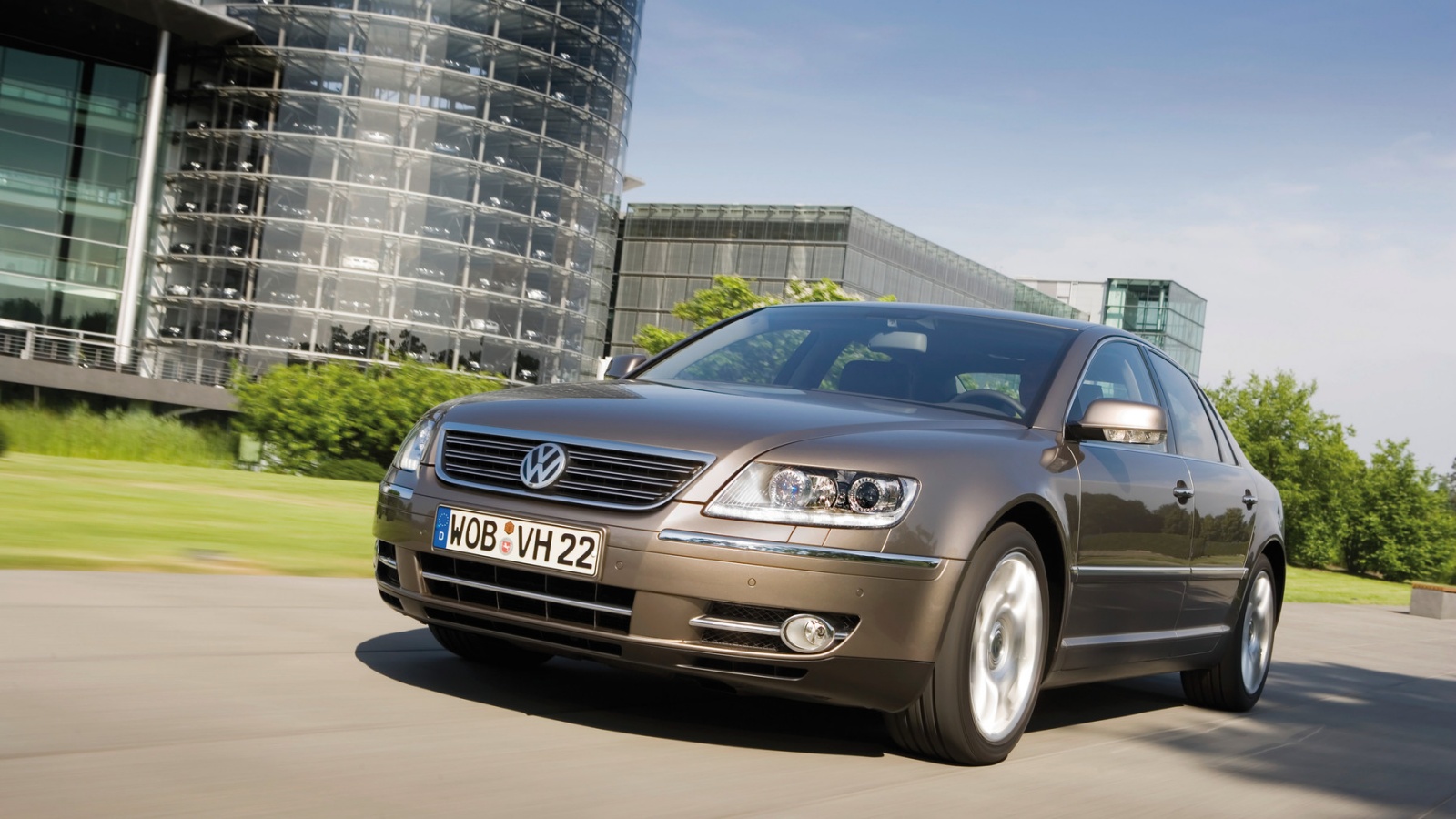 VW Phaeton devant l'usine de Dresde