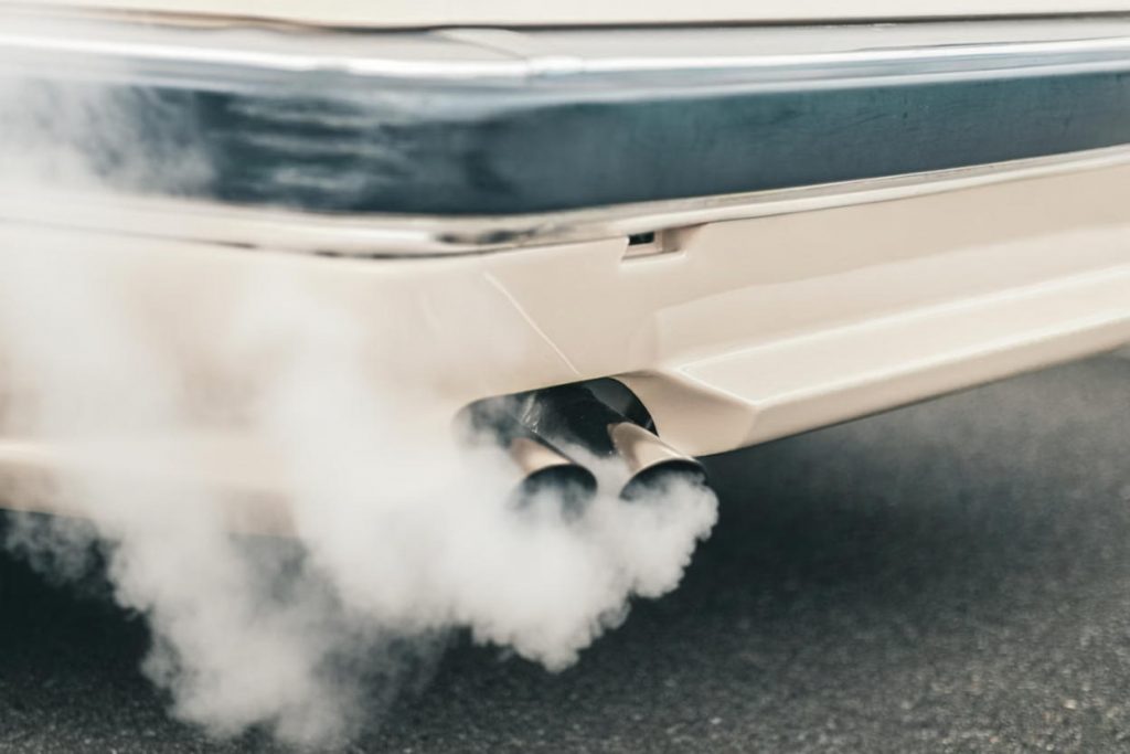 Voiture à l’arrêt, moteur en marche = PV !