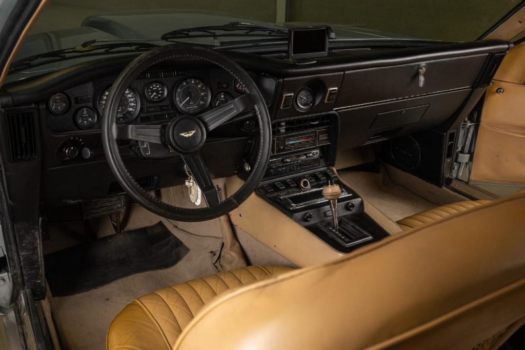 Cette rare Aston Martin V8 de 1977 totalement restaur&eacute;e est actuellement &agrave; vendre