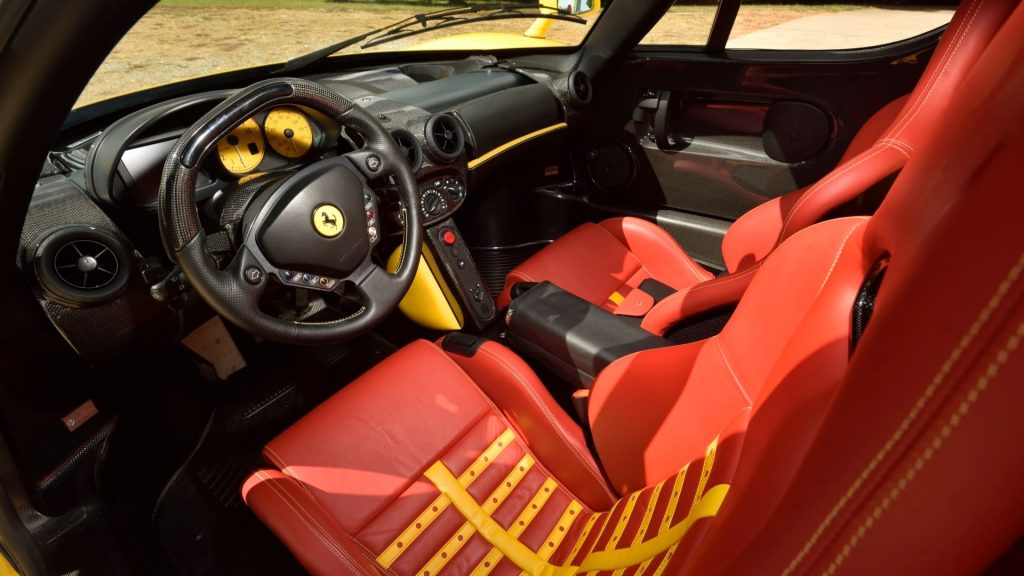 Cette Ferrari Enzo Jaune quasi neuve vient de battre un nouveau record