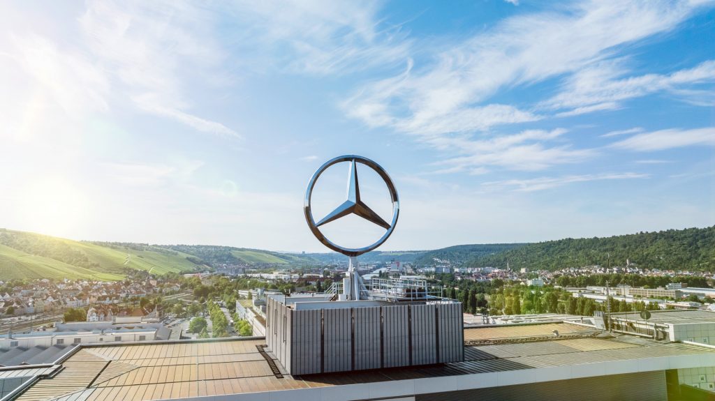 L'étoile sur les toits de l'usine historique de Mercedes à Stuttgart - Untertürkheim
