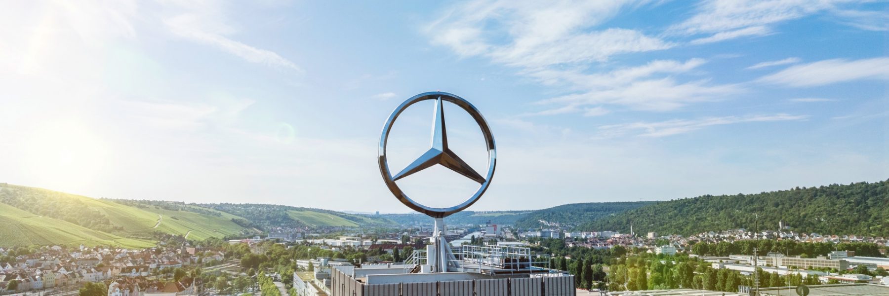 L'&eacute;toile sur les toits de l'usine historique de Mercedes &agrave; Stuttgart - Untert&uuml;rkheim