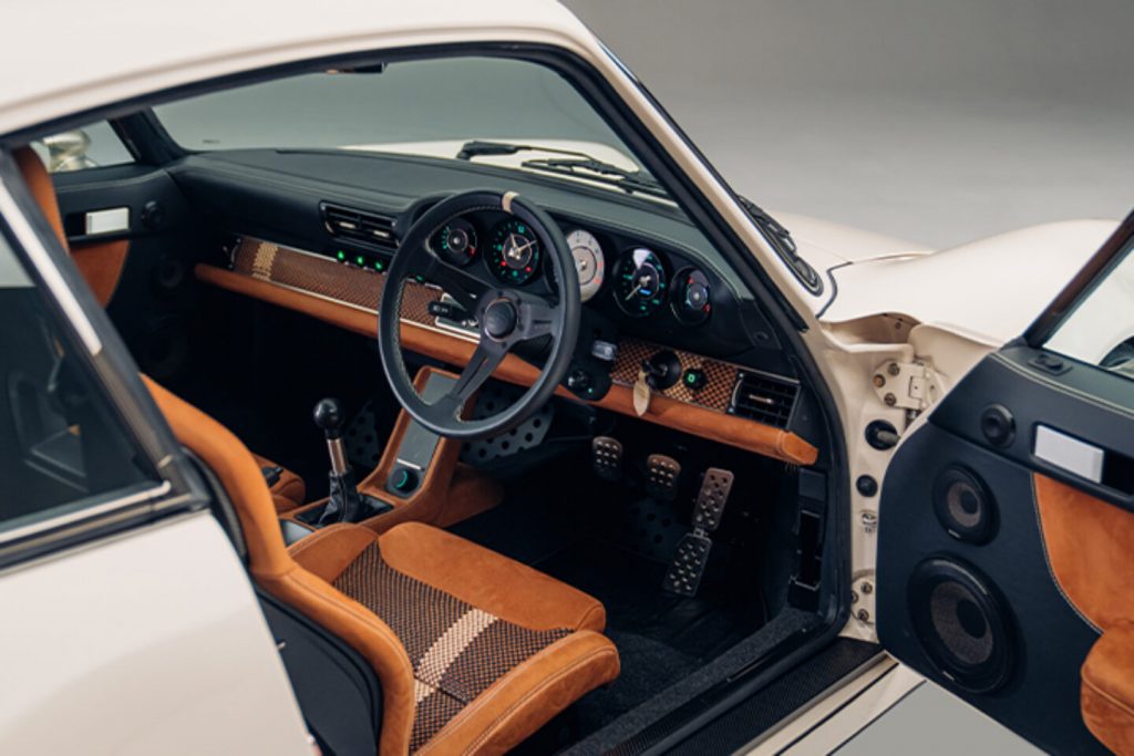 Moins lourde qu'une GT3 RS, cette Porsche 964 d&eacute;veloppe 400 chevaux