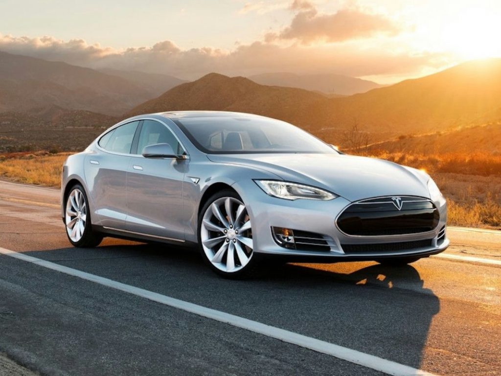 Changer la batterie d&rsquo;une Tesla Model S co&ucirc;te plus cher que la voiture elle-m&ecirc;me