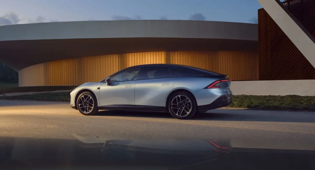 A 46000 euros, la nouvelle berline Xpeng est deux fois moins ch&egrave;re qu'une Tesla S et elle se charge en 12 minutes