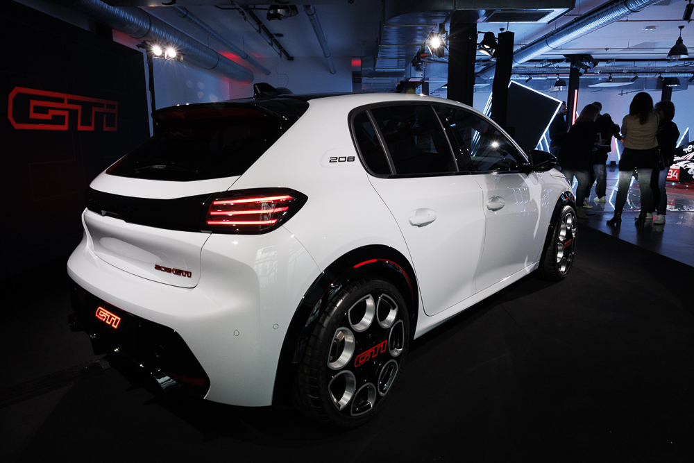 Peugeot E-208 GTi, Paris