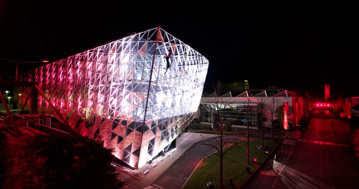 Ferrari verse 14 900 euros de bonus à ses salariés : la recette d'une réussite exemplaire Ferrari verse 14 900 euros de bonus à ses salariés : la recette d'une réussite exemplaire