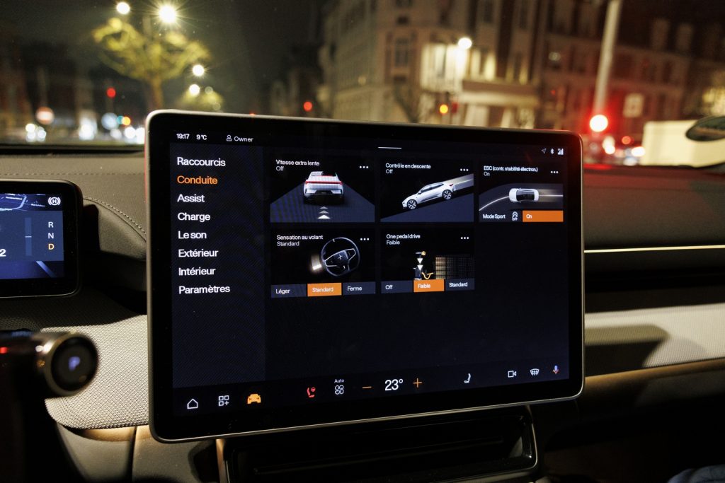 Les menus de l'&eacute;cran pourraient &ecirc;tre un peu plus gais. La gamme de couleur rappelle l'op&eacute;rateur t&eacute;l&eacute;phonique Orange ;)