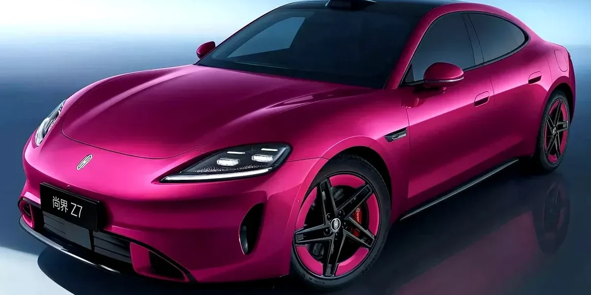 Ce clone chinois de la Porsche Taycan co&ucirc;te 4 fois moins cher et fait trembler Stuttgart