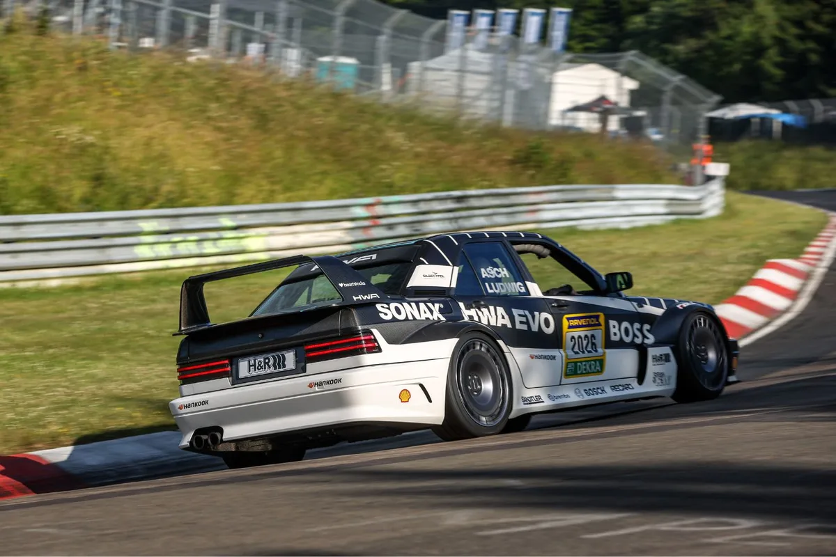 Cette Mercedes des ann&eacute;es 90 revient en comp&eacute;tition boost&eacute;e &agrave; 550 chevaux