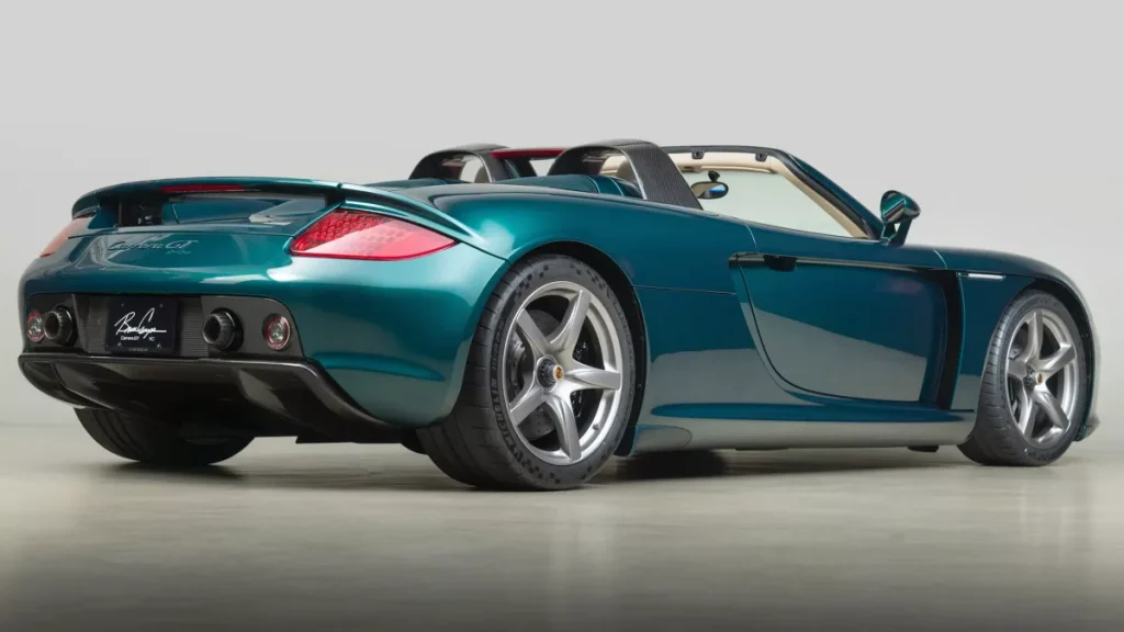 La Porsche Carrera GT et son iconique V10 est de retour dans une superbe livrée verte