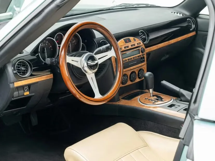 Cette &laquo; Aston Martin &raquo; vendue 23 000$ est en r&eacute;alit&eacute; .. une Mazda MX-5 modifi&eacute;e