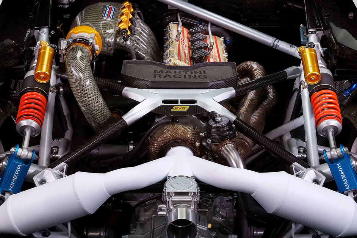 Cette Lancia 037 moderne cache 640 chevaux sous sa livr&eacute;e Martini