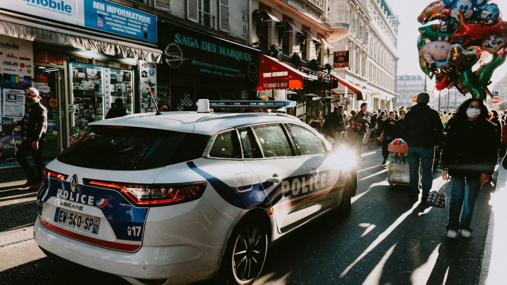 Une Renault Megane Estate de la Police nationale fran&ccedil;aise dans une rue de Paris