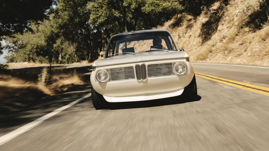 Son of Cobra : l’artisan qui sculpte seulement deux BMW 2002 en carbone par an Son of Cobra : l'artisan qui sculpte seulement deux BMW 2002 en carbone par an