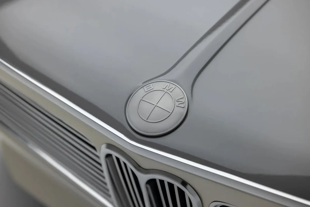 Son of Cobra : l'artisan qui sculpte seulement deux BMW 2002 en carbone par an Son of Cobra : l'artisan qui sculpte seulement deux BMW 2002 en carbone par an