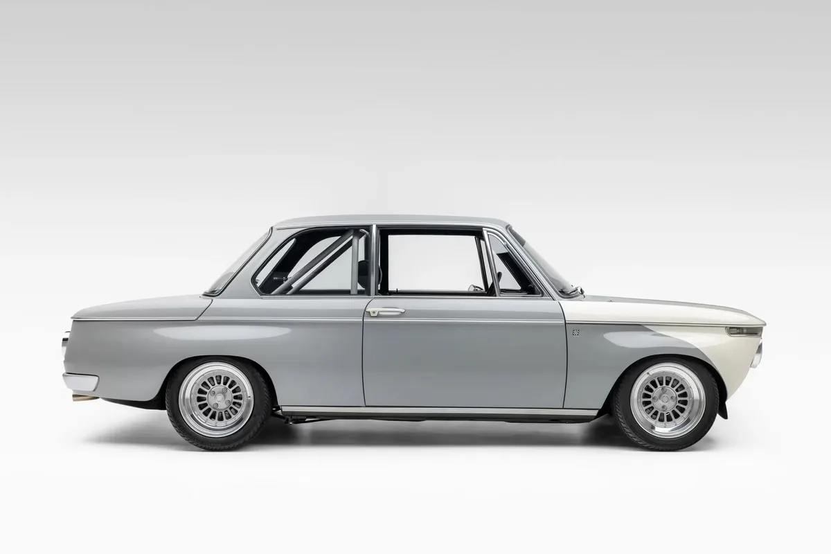 Son of Cobra : l'artisan qui sculpte seulement deux BMW 2002 en carbone par an Son of Cobra : l'artisan qui sculpte seulement deux BMW 2002 en carbone par an