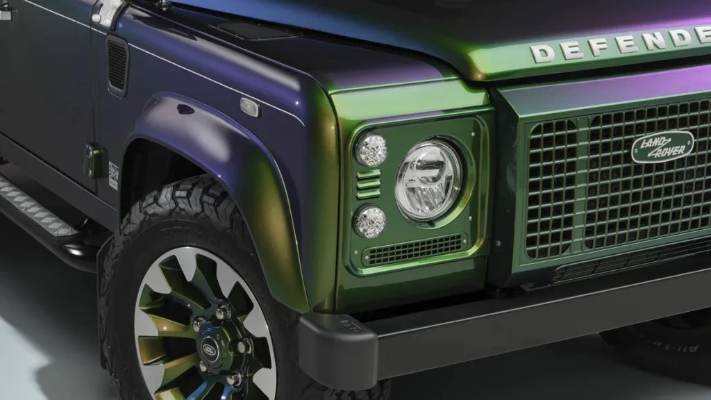 Un acheteur mystère commande quatre Defender V8 à peinture caméléon pour plus d’un million d'euros