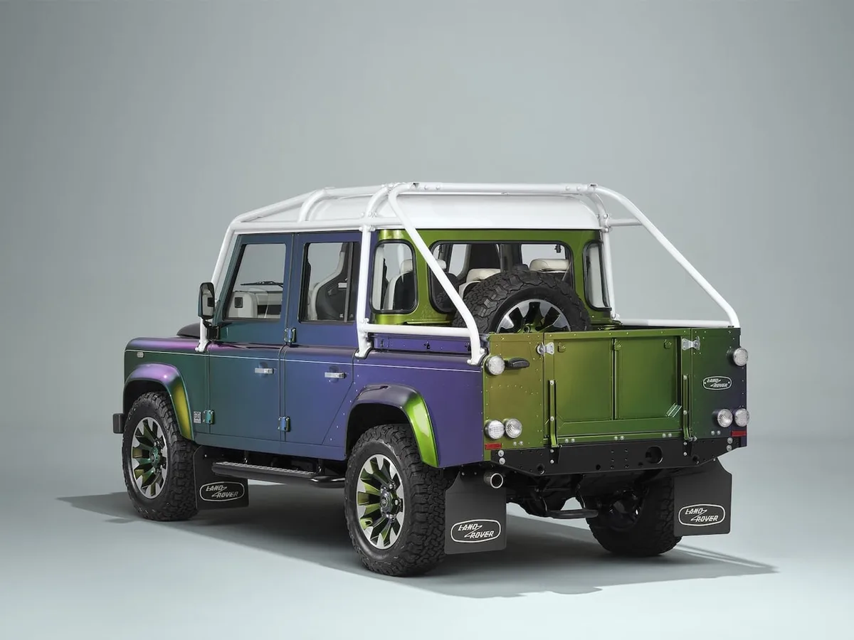 Un acheteur mystère commande quatre Defender V8 à peinture caméléon pour plus d’un million d'euros