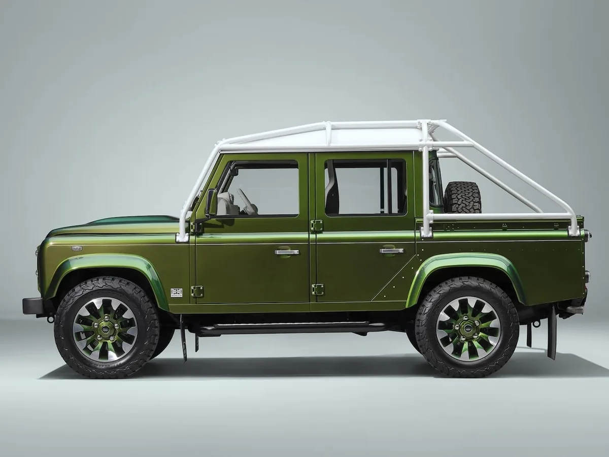 Un acheteur mystère commande quatre Defender V8 à peinture caméléon pour plus d’un million d'euros