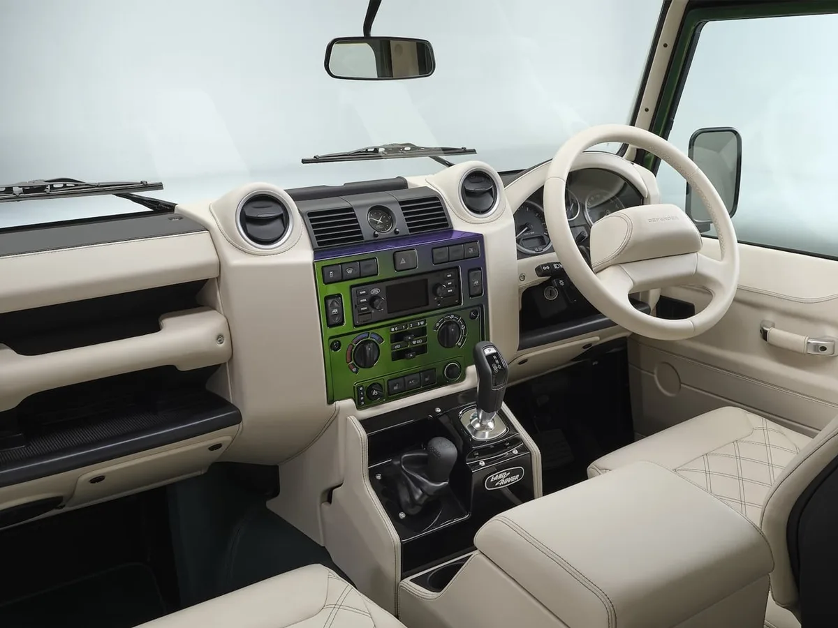 Un acheteur mystère commande quatre Defender V8 à peinture caméléon pour plus d’un million d'euros