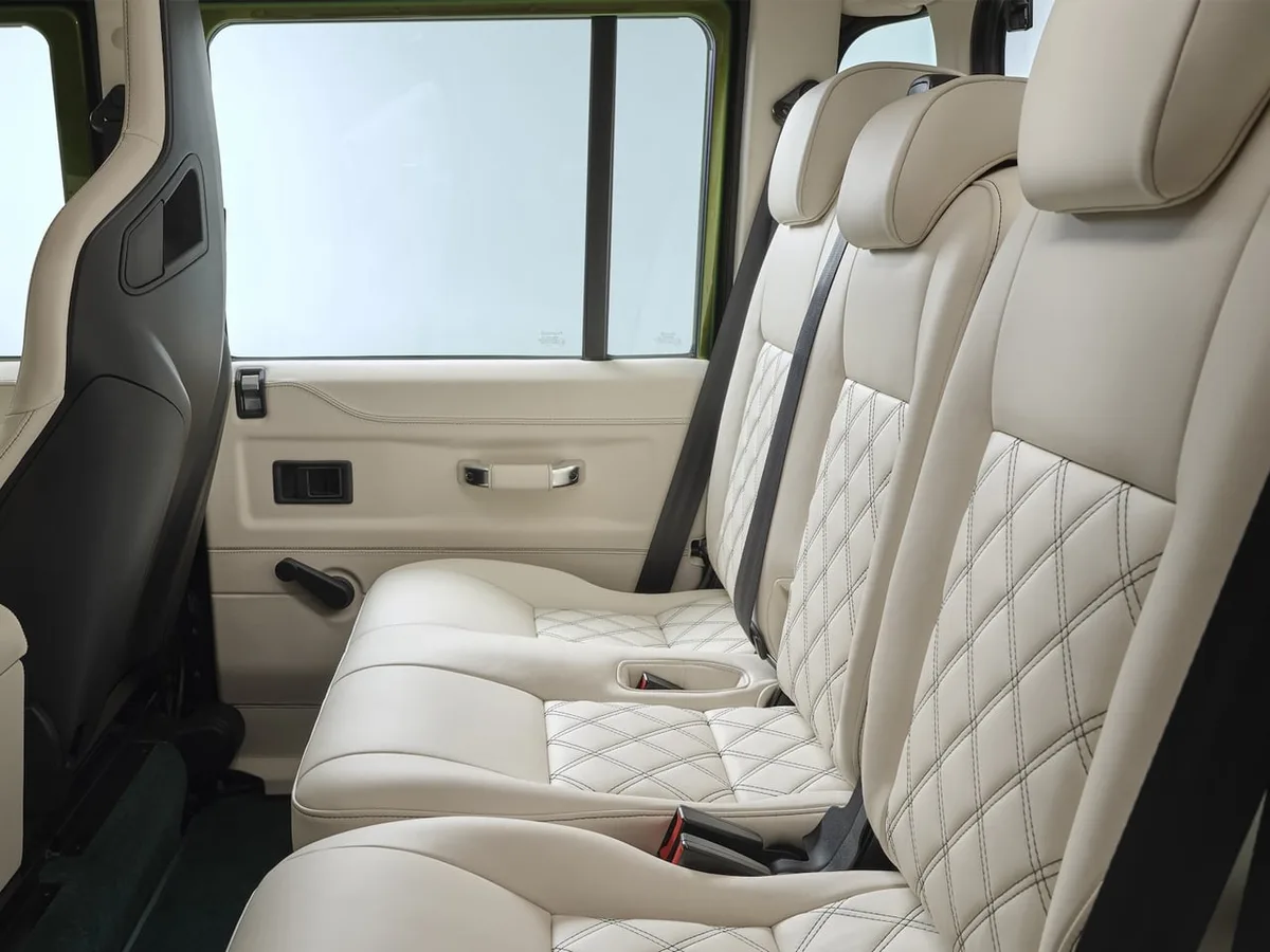 Un acheteur mystère commande quatre Defender V8 à peinture caméléon pour plus d’un million d'euros