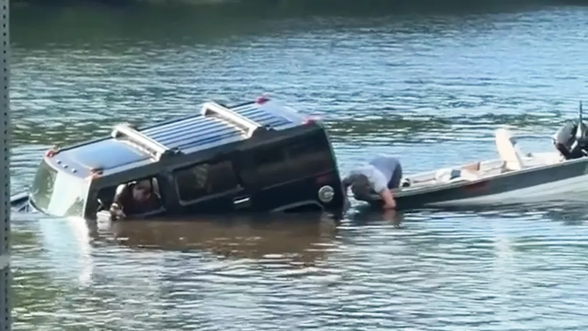 Un Hummer H3 coulé en quelques secondes lors d'une mise à l'eau catastrophique Un Hummer H3 coulé en quelques secondes lors d'une mise à l'eau catastrophique