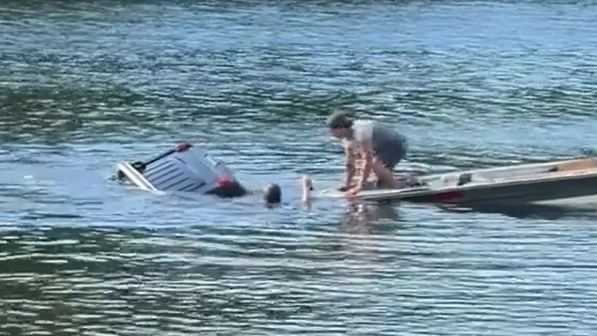 Un Hummer H3 coulé en quelques secondes lors d'une mise à l'eau catastrophique Un Hummer H3 coulé en quelques secondes lors d'une mise à l'eau catastrophique