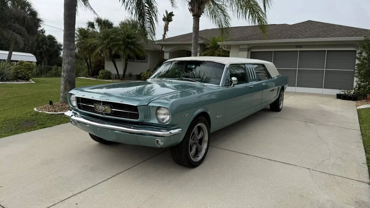 Une Ford Mustang 1966 transformée … en limousine de 6,5 mètres