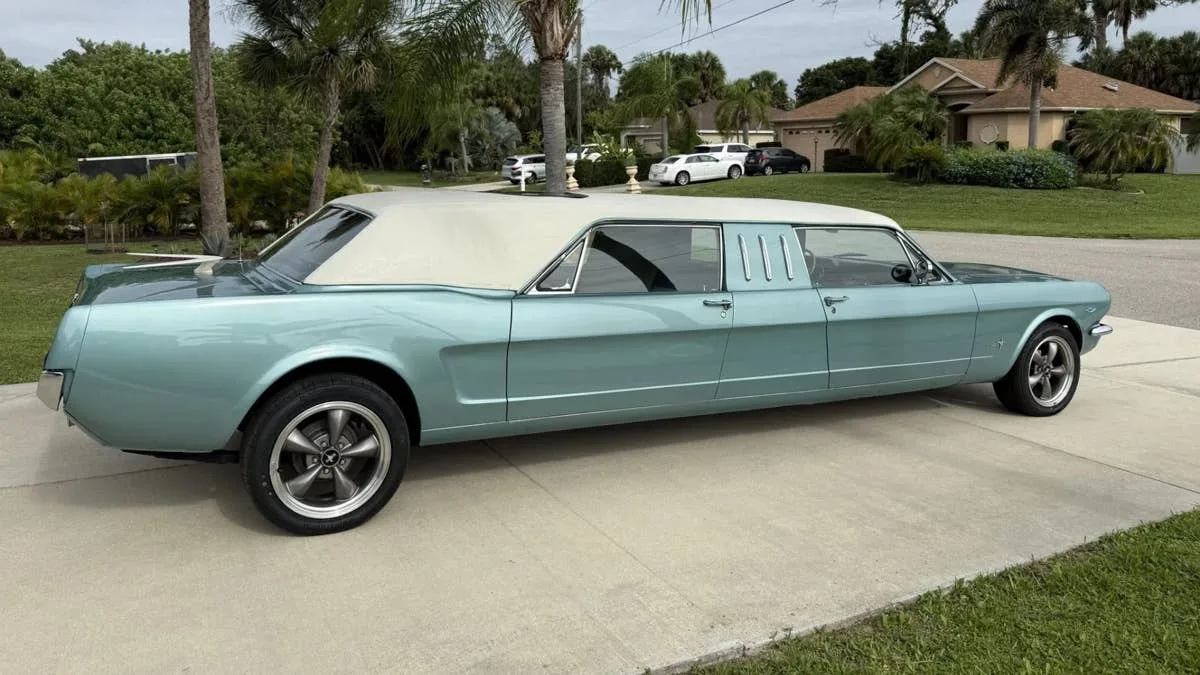 Une Ford Mustang 1966 transformée … en limousine de 6,5 mètres