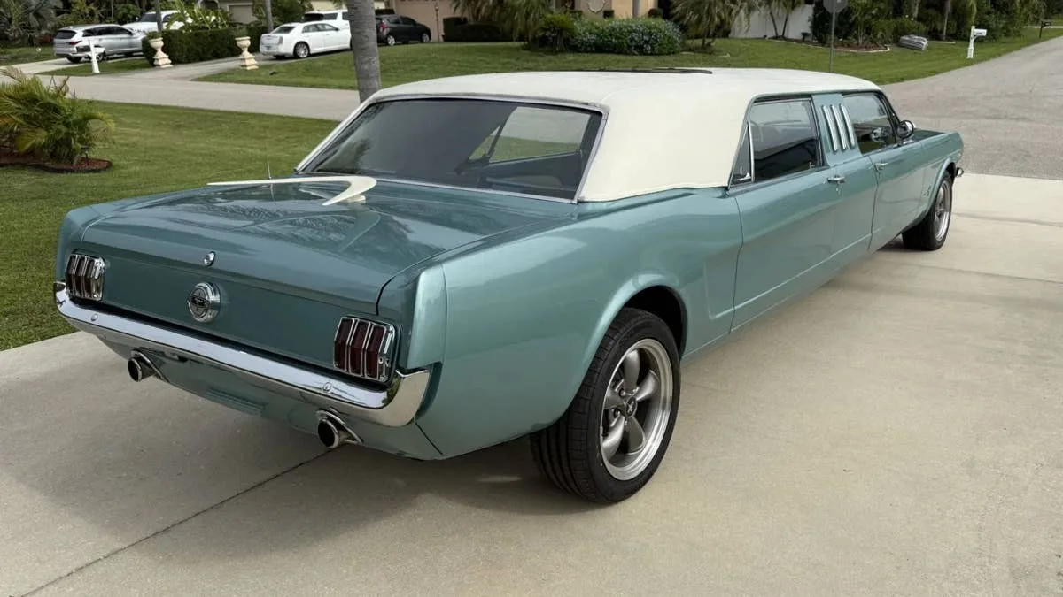 Une Ford Mustang 1966 transformée … en limousine de 6,5 mètres
