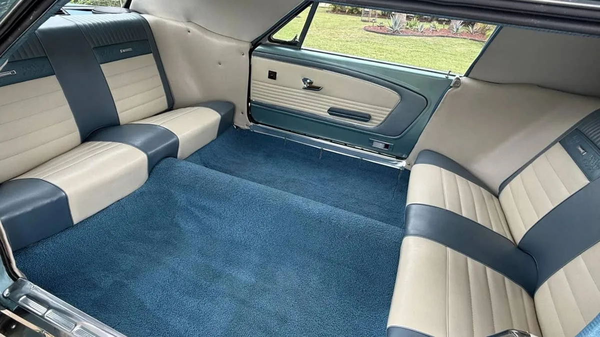 Une Ford Mustang 1966 transformée … en limousine de 6,5 mètres