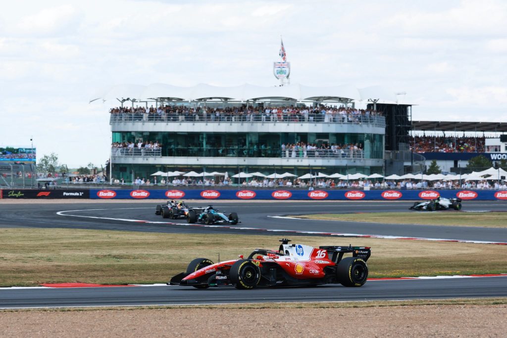 Silverstone 2026 : Lerclerc l’emporte, Antonelli perd tout à la fin, Verstappen se sort