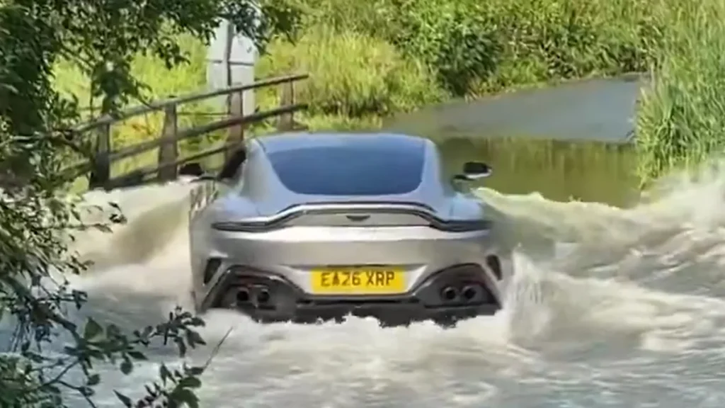 Il noie son Aston Martin Vantage sur une route inondée et se fait nommer «James Pond» par le web Il noie son Aston Martin Vantage sur une route inondée et se fait nommer «James Pond» par le web