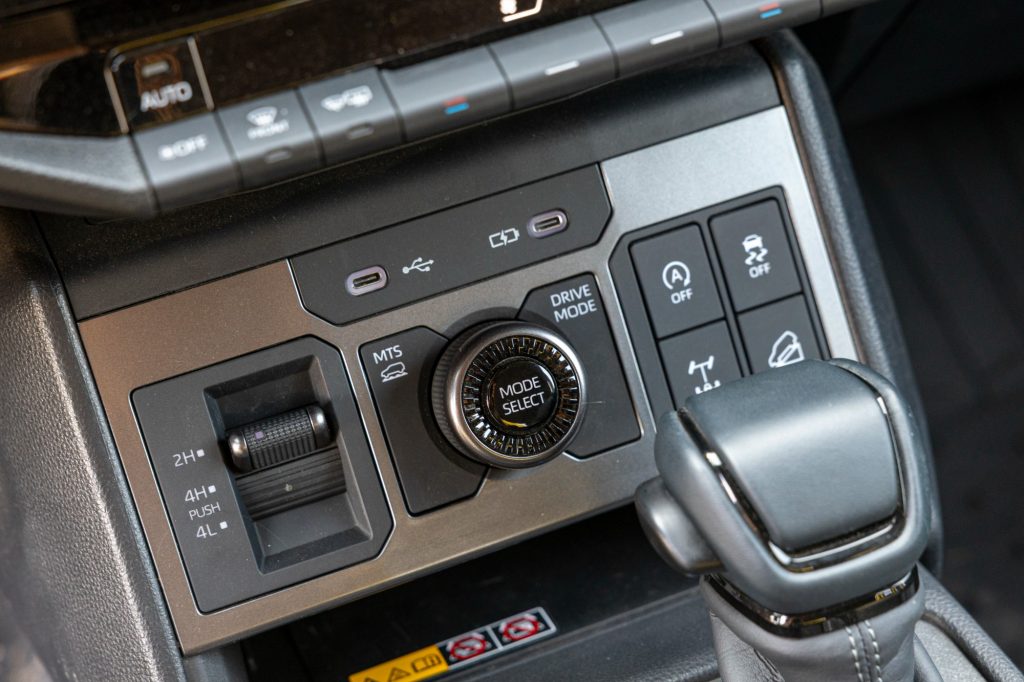 Toyota-Hilux-Hybride-48V-76