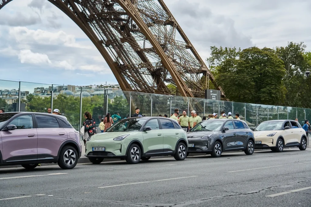 Geely E2 : la citadine électrique à 20 990 € se lance au pied de la Tour Eiffel