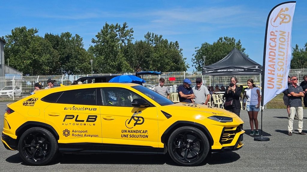Le Lamborghini Urus jaune avec les logos des différents partenaires pour ce nouveau record de vitesse par un mal voyant.