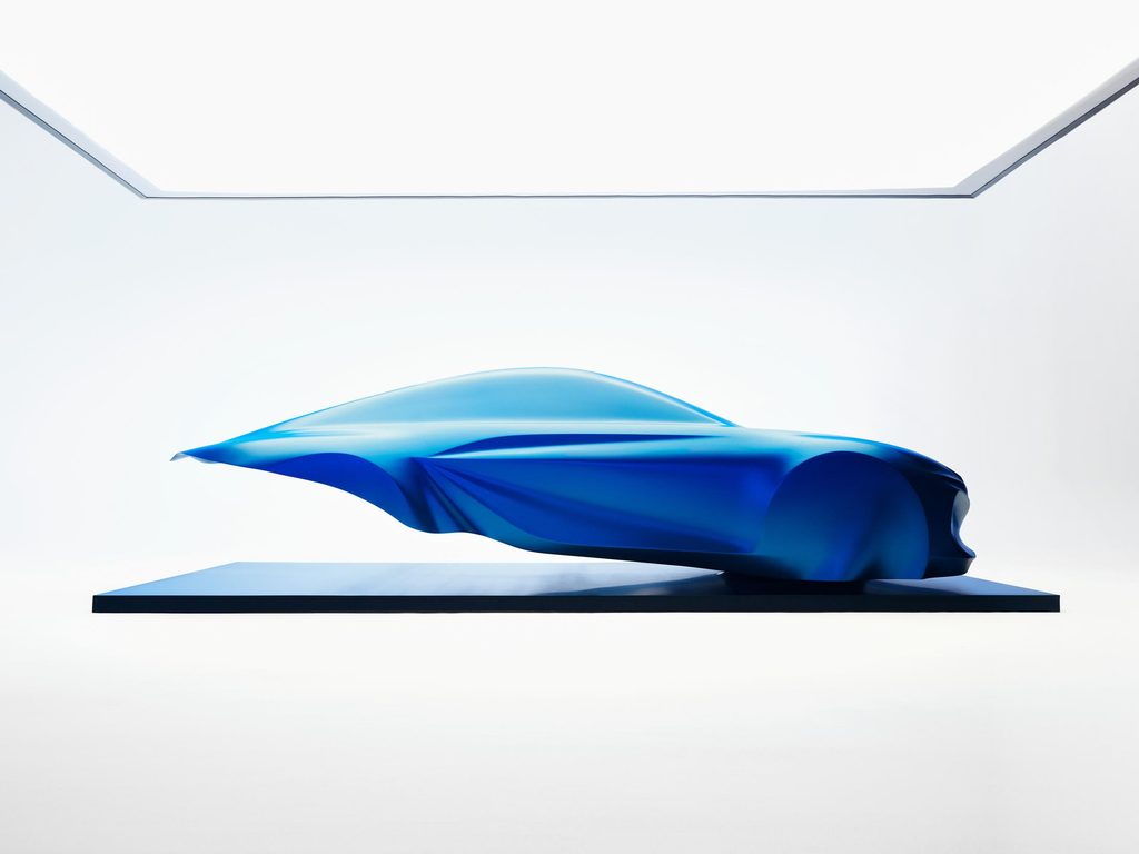 Le profil de la future Alpine A110 suggéré par une sculpture en forme de voile.