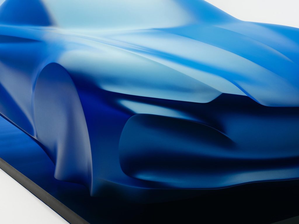 Une sculpture en forme de voile suggère la silhouette de la future Alpine A110